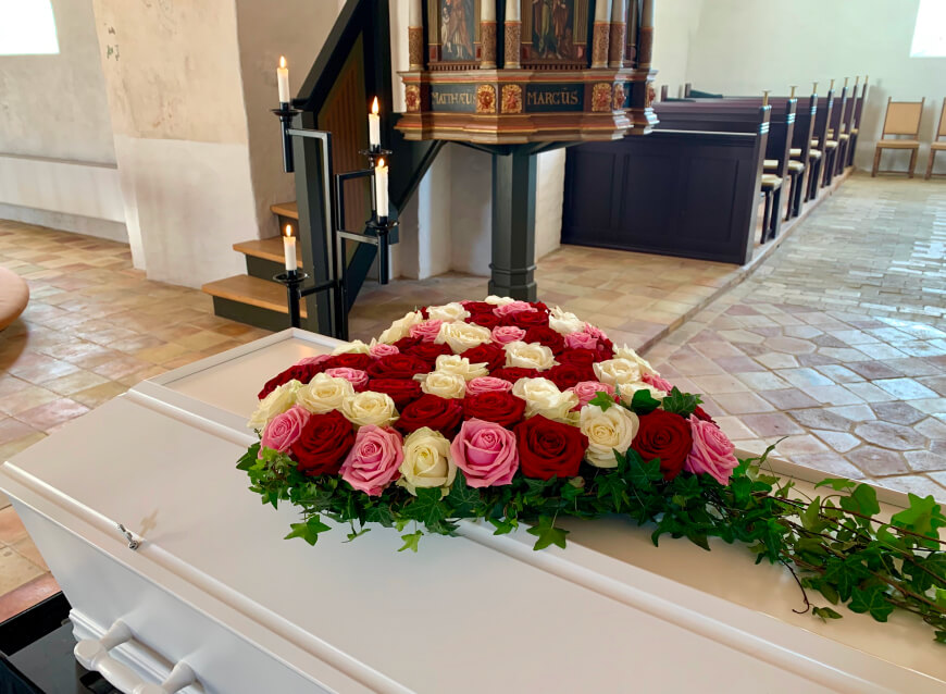 hvid kiste i kirke