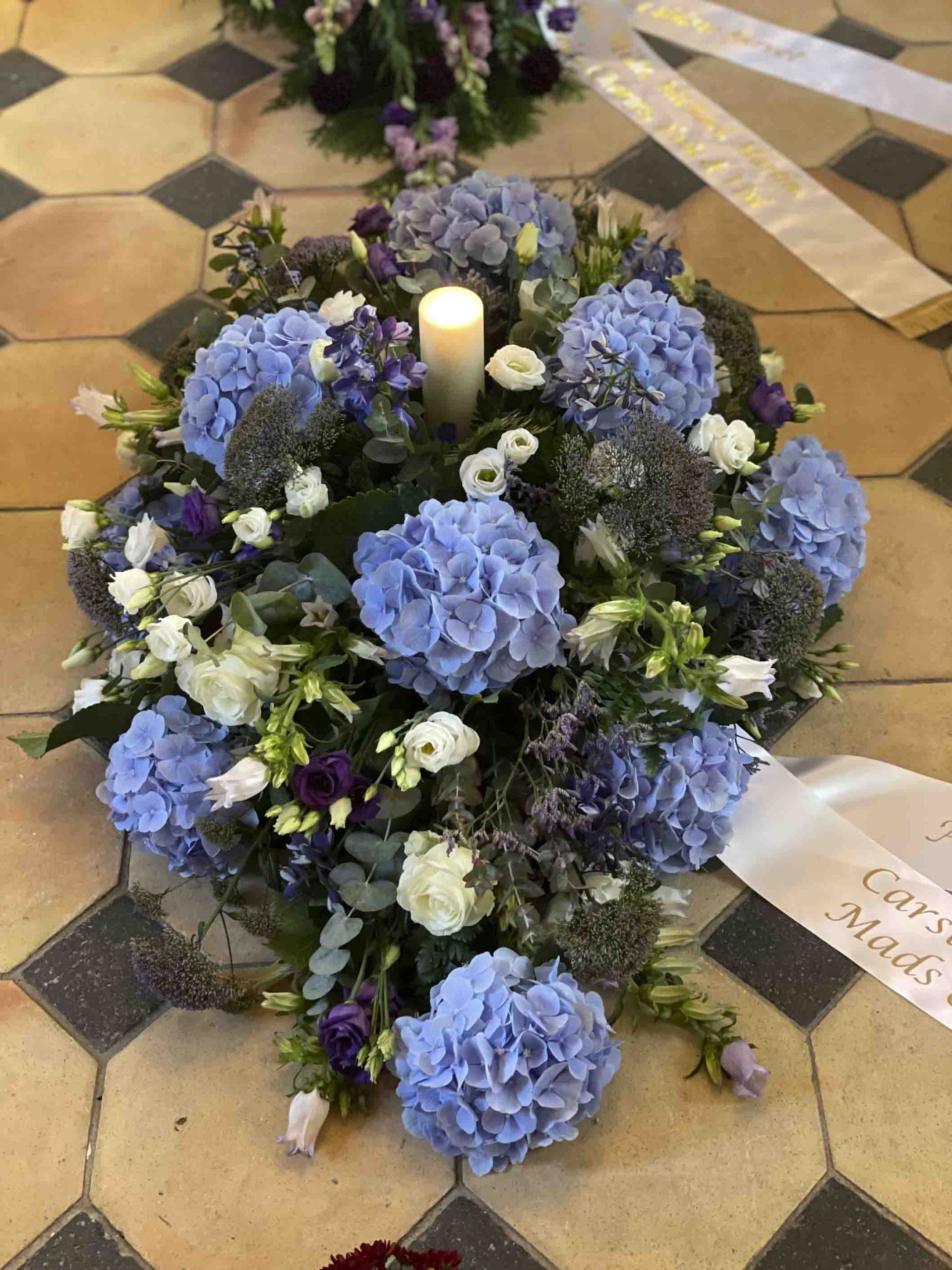 Bårebuket nr. 6 stor med bånd & Lys