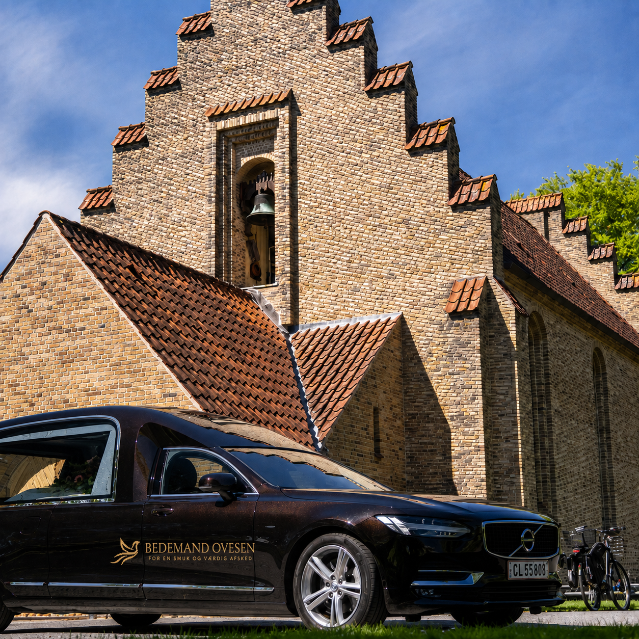 Bedeman Ovesens rustvogn foran kirke